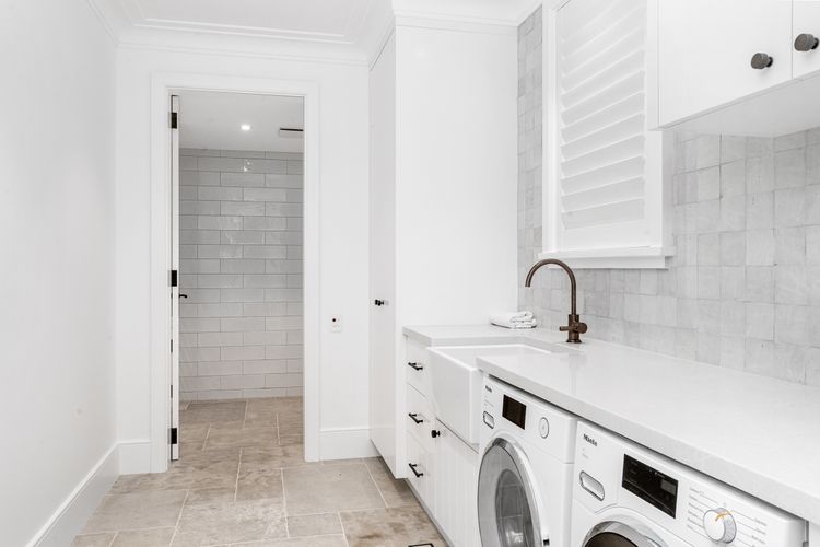 Aquarium House – with direct beach access & pool