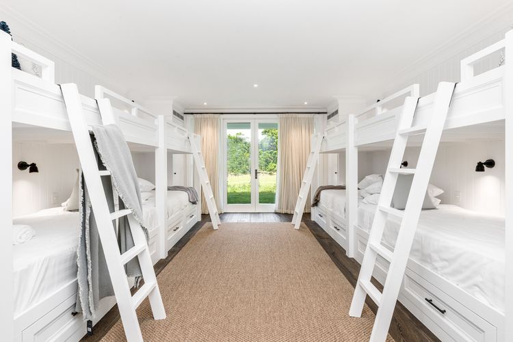 Aquarium House – with direct beach access & pool