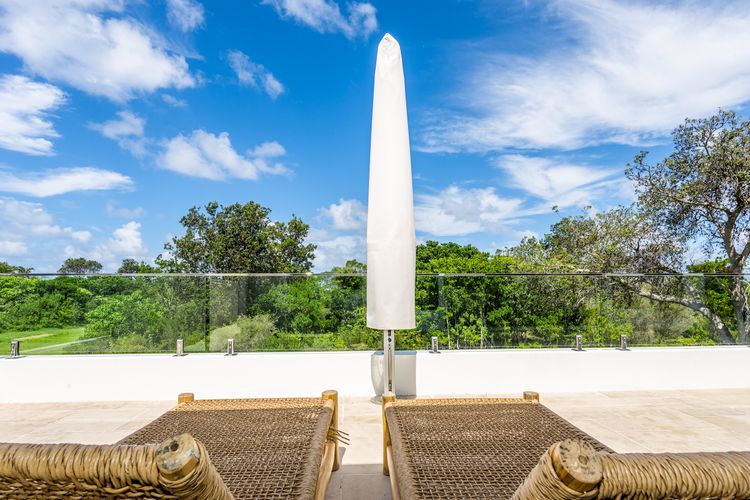 Aquarium House – with direct beach access & pool