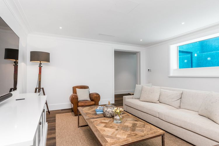 Aquarium House – with direct beach access & pool