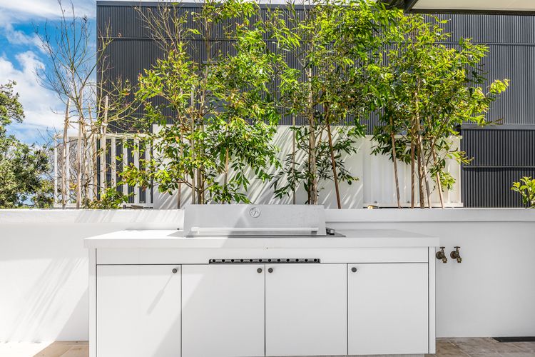 Aquarium House – with direct beach access & pool