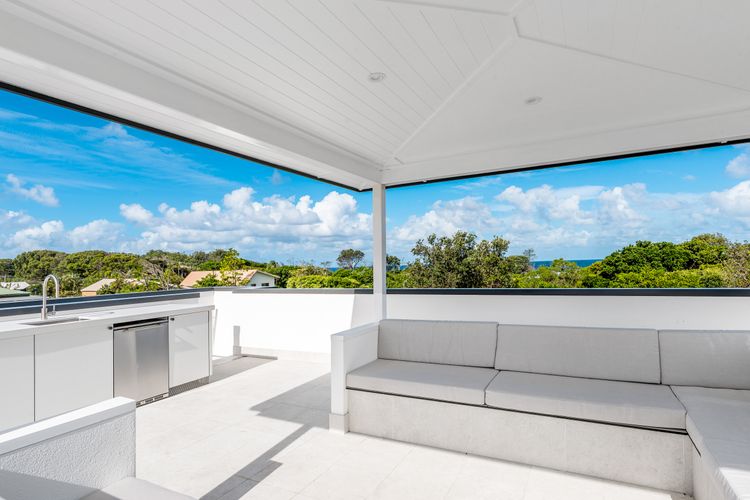 Aquarium House – with direct beach access & pool