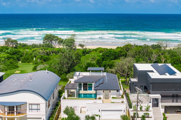 Aquarium House – with direct beach access & pool