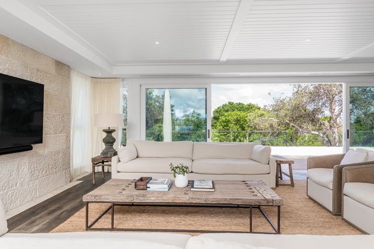 Aquarium House – with direct beach access & pool