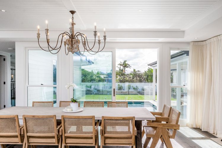 Aquarium House – with direct beach access & pool