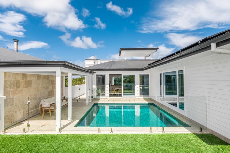 Aquarium House – with direct beach access & pool