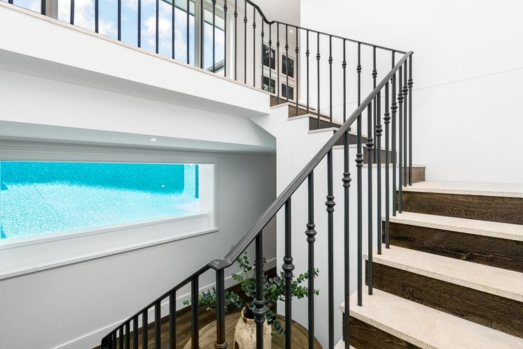 Aquarium House – with direct beach access & pool