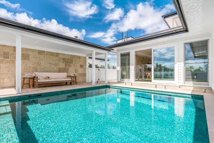 Aquarium House – with direct beach access & pool