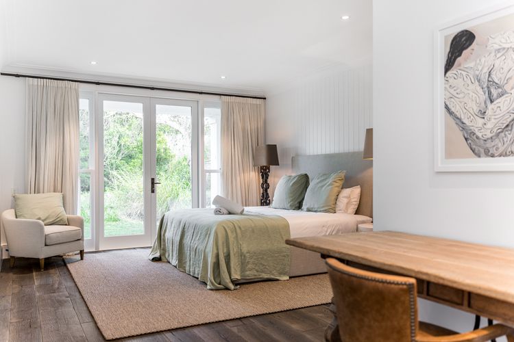 Aquarium House – with direct beach access & pool