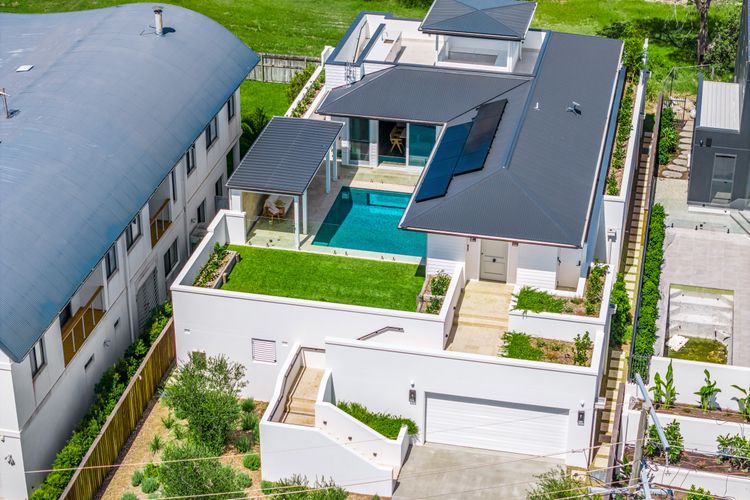 Aquarium House – with direct beach access & pool