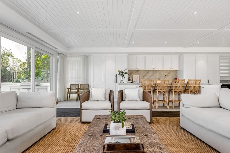 Aquarium House – with direct beach access & pool