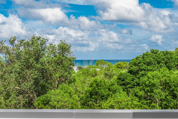 Aquarium House – with direct beach access & pool