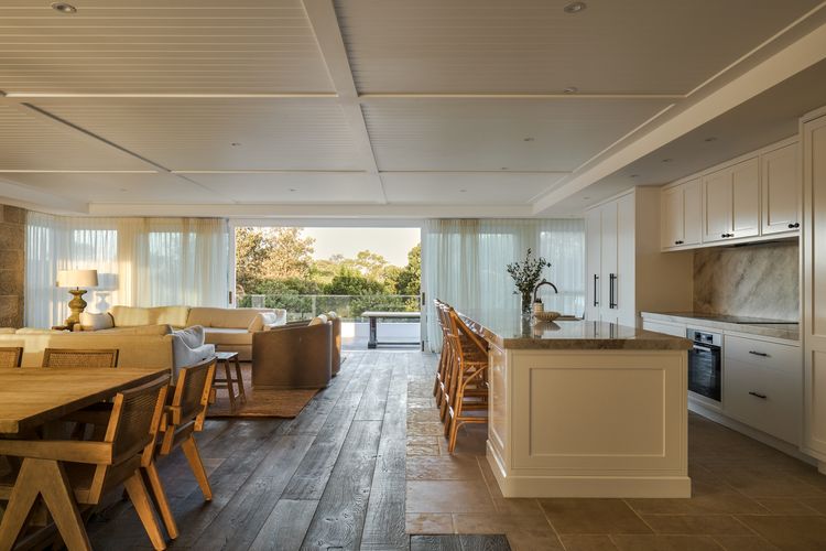 Aquarium House – with direct beach access & pool