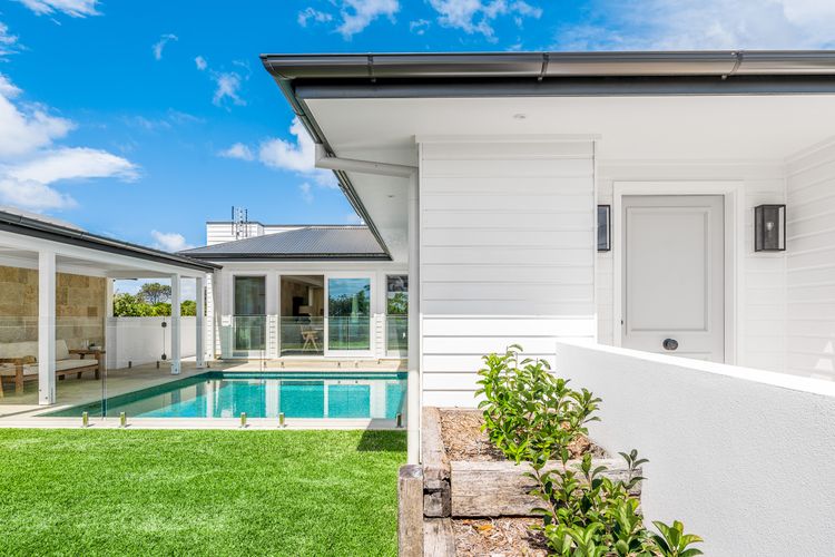 Aquarium House – with direct beach access & pool