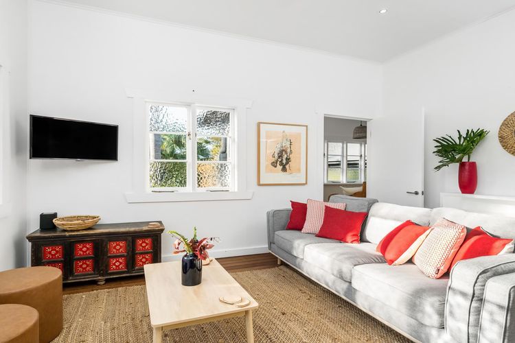 Alkira – Boutique cottage – Walk to Clarkes Beach