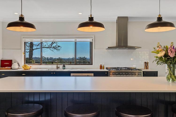 Paul’s Farmhouse – 4 BR rural retreat with views