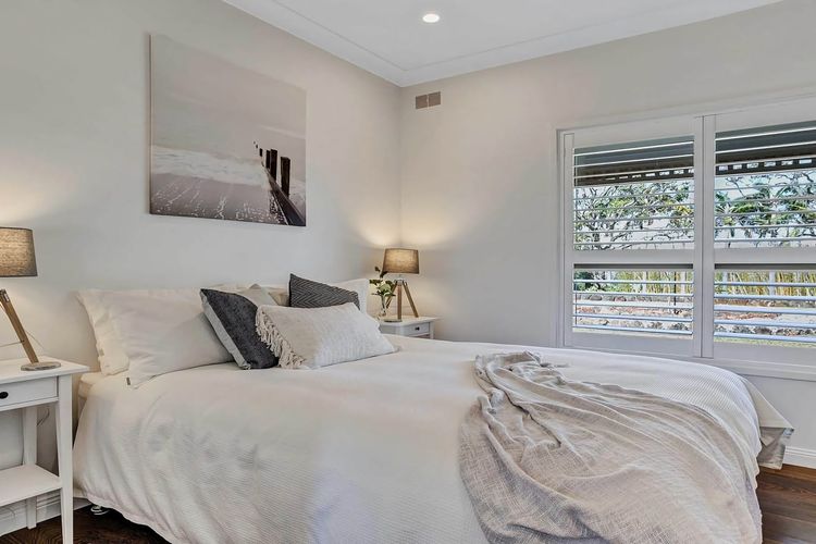 Paul’s Farmhouse – 4 BR rural retreat with views