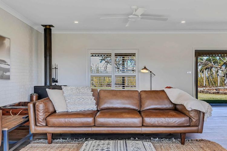 Paul’s Farmhouse – 4 BR rural retreat with views