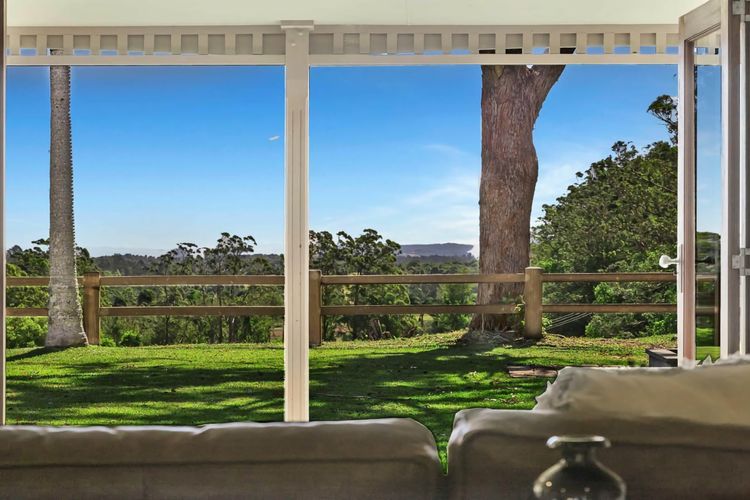 Paul’s Farmhouse – 4 BR rural retreat with views