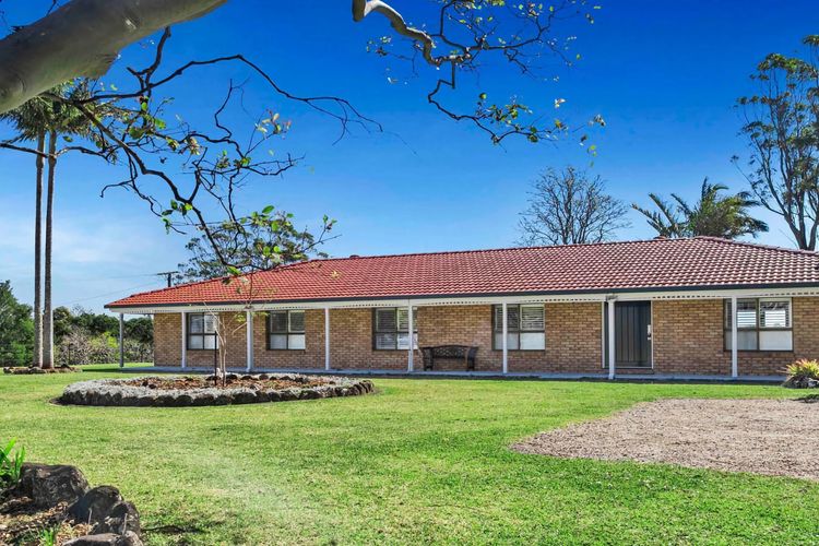 Paul’s Farmhouse – 4 BR rural retreat with views