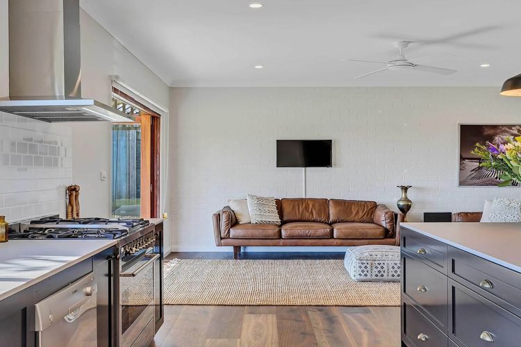 Paul’s Farmhouse – 4 BR rural retreat with views