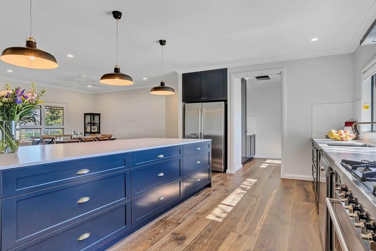 Paul’s Farmhouse – 4 BR rural retreat with views