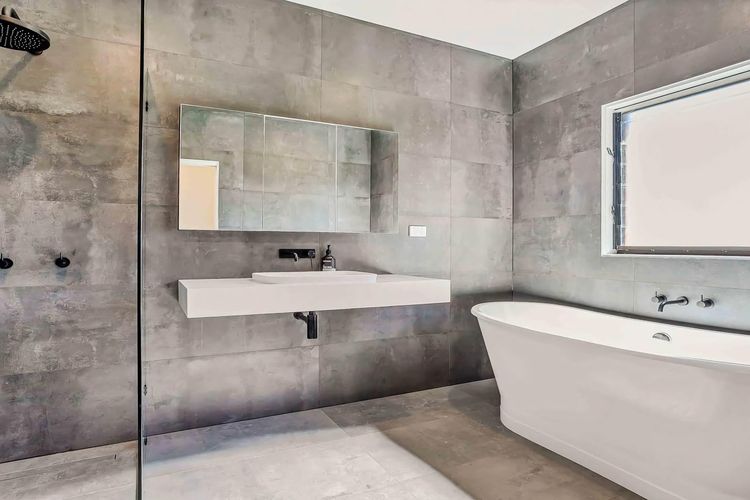 Paul’s Farmhouse – 4 BR rural retreat with views