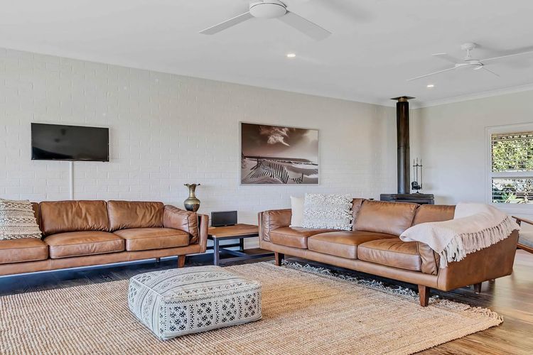 Paul’s Farmhouse – 4 BR rural retreat with views