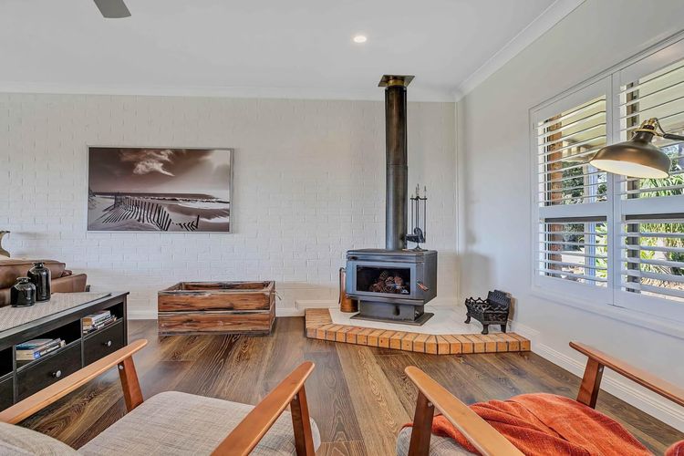 Paul’s Farmhouse – 4 BR rural retreat with views