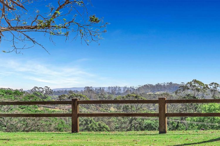 Paul’s Farmhouse – 4 BR rural retreat with views