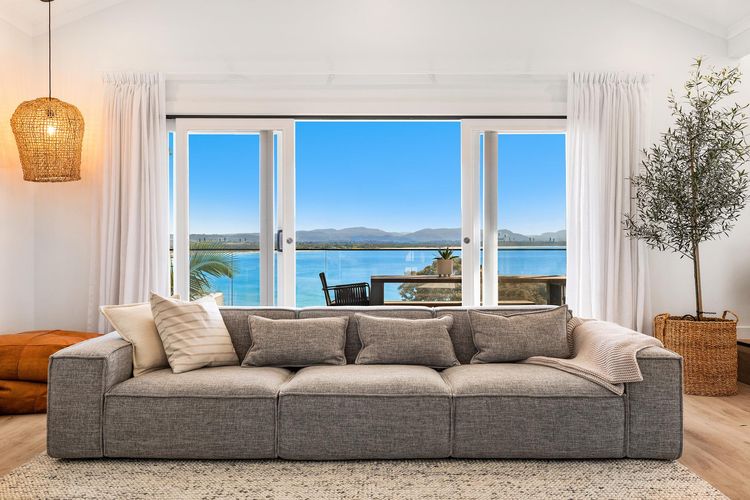 Sway – stunning 5 BR beach house with pool