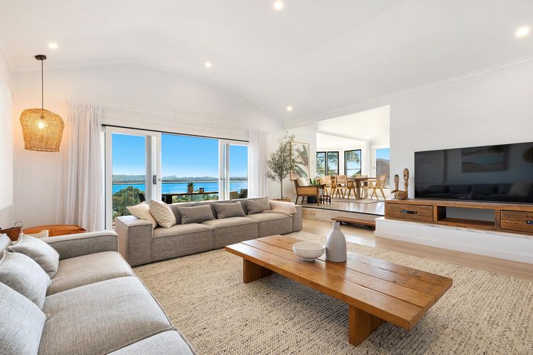 Sway – stunning 5 BR beach house with pool