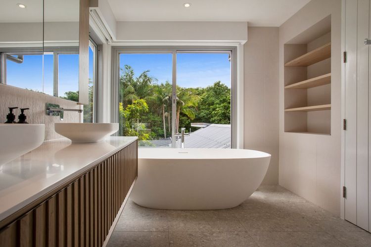 Tranquil Oasis – walking distance to beaches