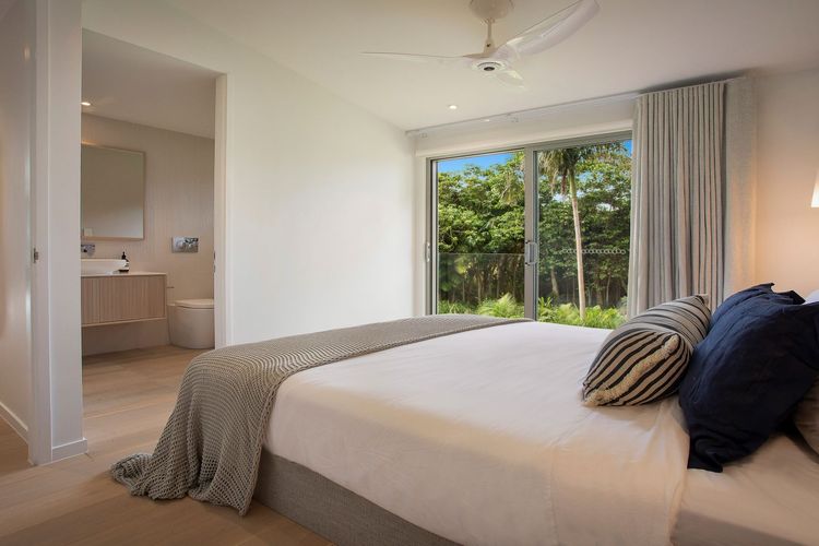 Tranquil Oasis – walking distance to beaches