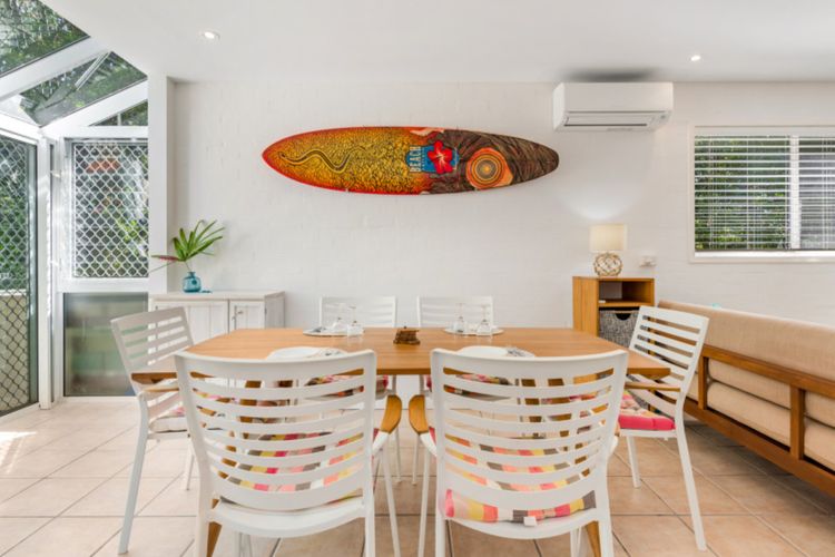 Dinning area with 6-seater table.