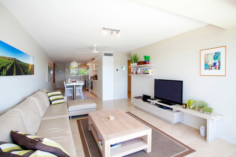 Commodore 1 Noosa Parade 80