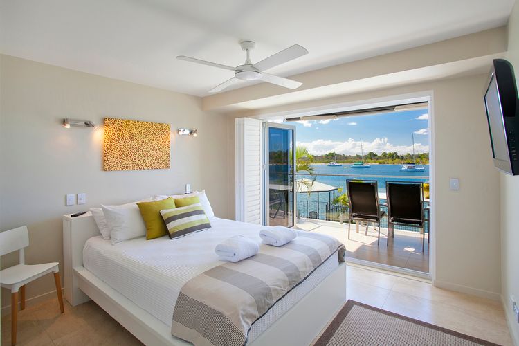 Commodore 1 Noosa Parade 80