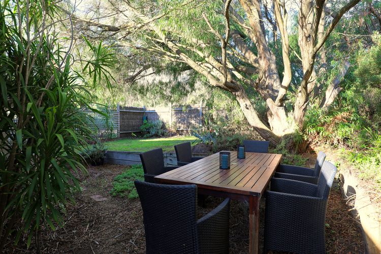 outdoor dining in backyard