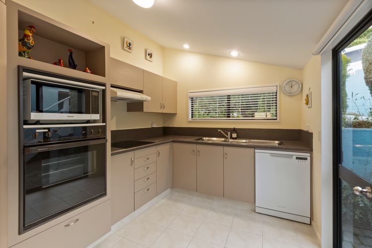 2 Bedroom Lakeview Apartment
