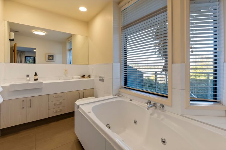 2 Bedroom Lakeview Apartment