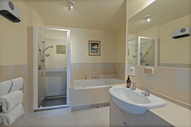 2 Bedroom Lakeview Apartment