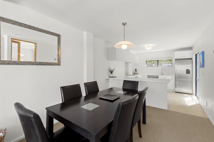 2 Bedroom Lakeview Apartment