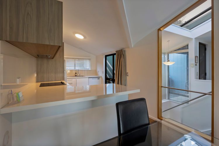 2 Bedroom Lakeview Apartment