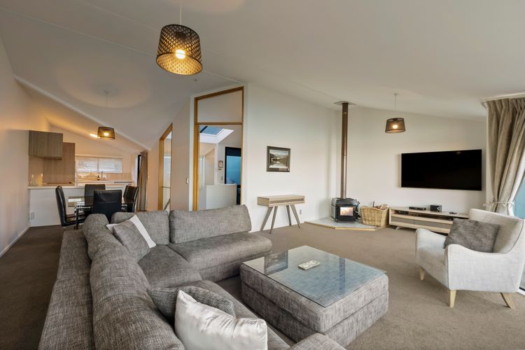 2 Bedroom Lakeview Apartment