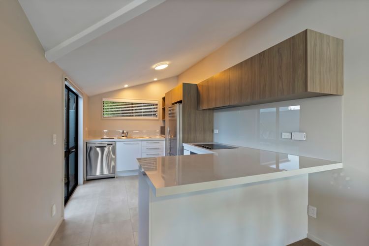 2 Bedroom Lakeview Apartment