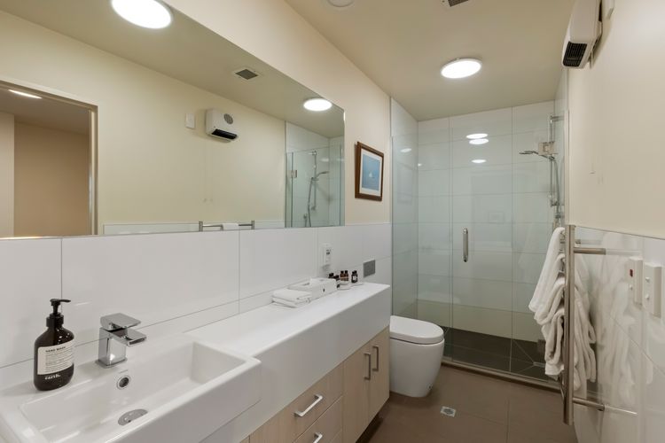2 Bedroom Lakeview Apartment