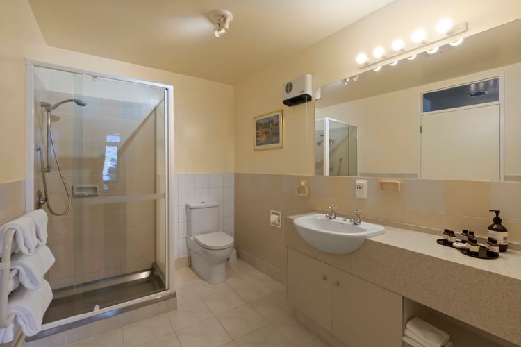 2 Bedroom Lakeview Apartment