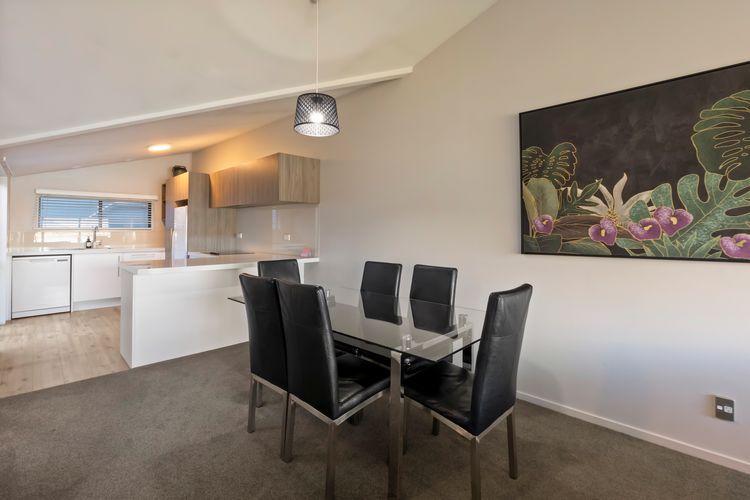 2 Bedroom Lakeview Apartment