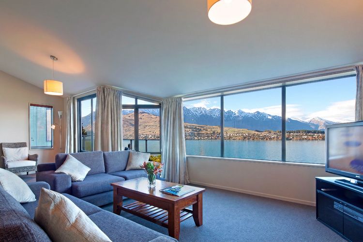 2 Bedroom Lakeview Apartment