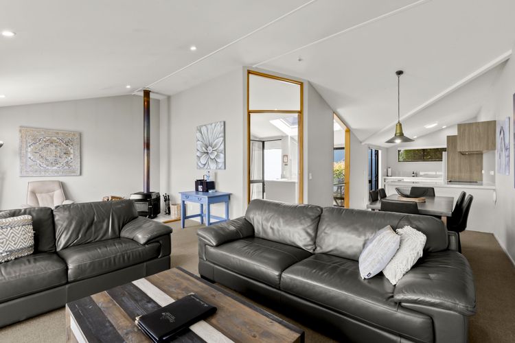 2 Bedroom Lakeview Apartment